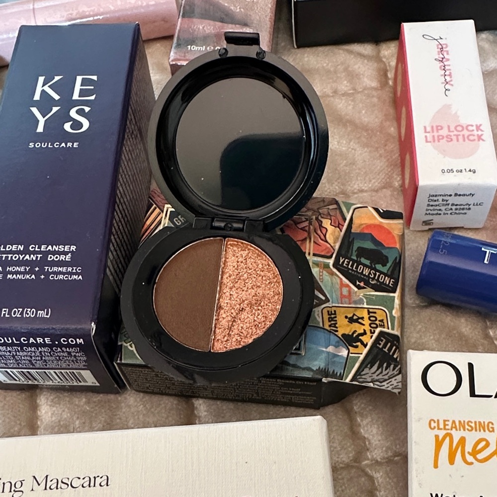 Large Box of Assorted Beauty and Skincare Collections - Picture 6 of 15